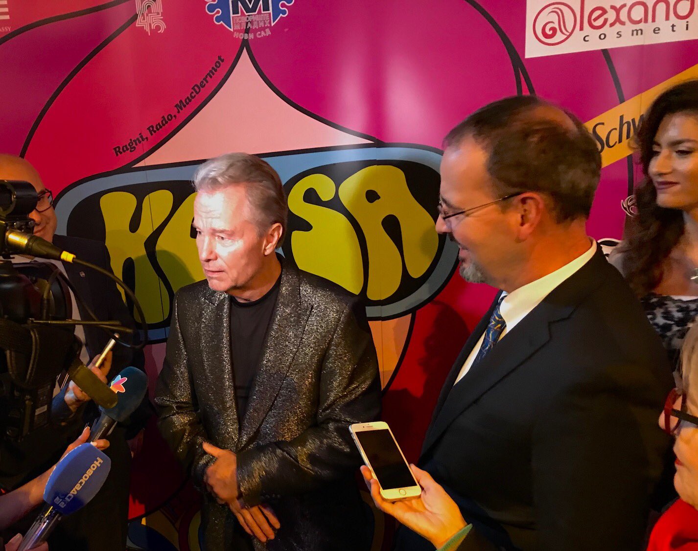 Премијера Косе у Новом Саду: У публици холивудска звезда Џон Севиџ